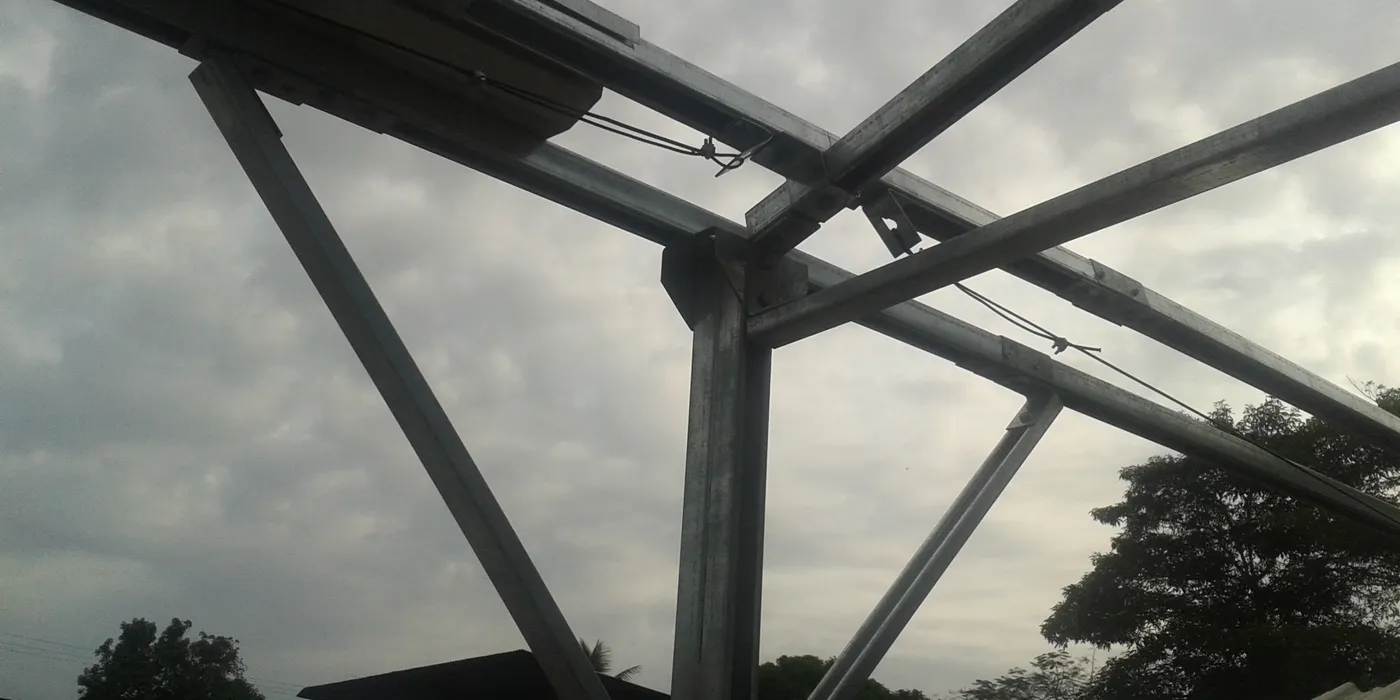 Crucetas y tirantes tubulares en estructura metálica Fabre, sin cables de acero