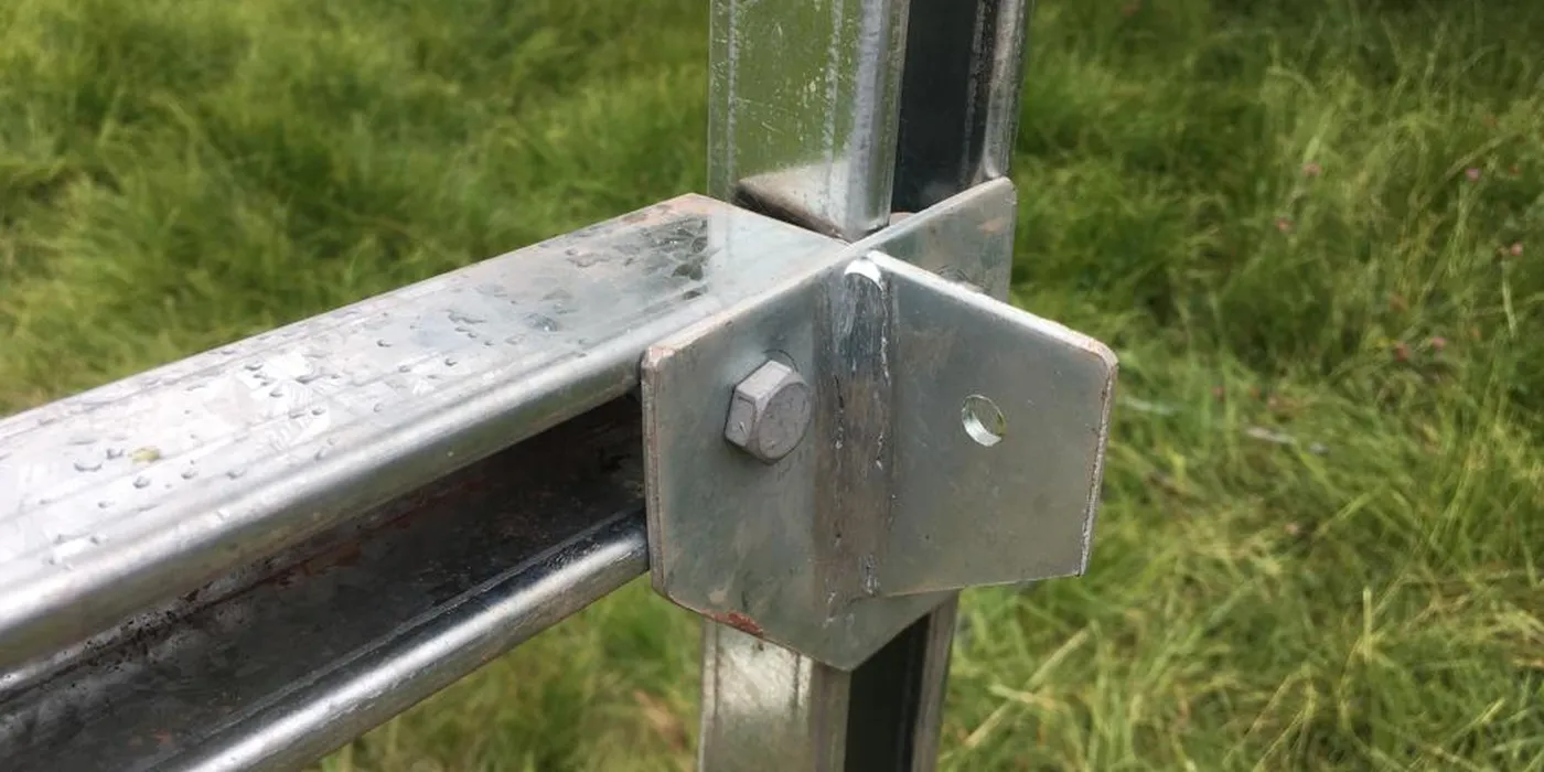 Detalle de unión con platina y bridas en estructura Fabre